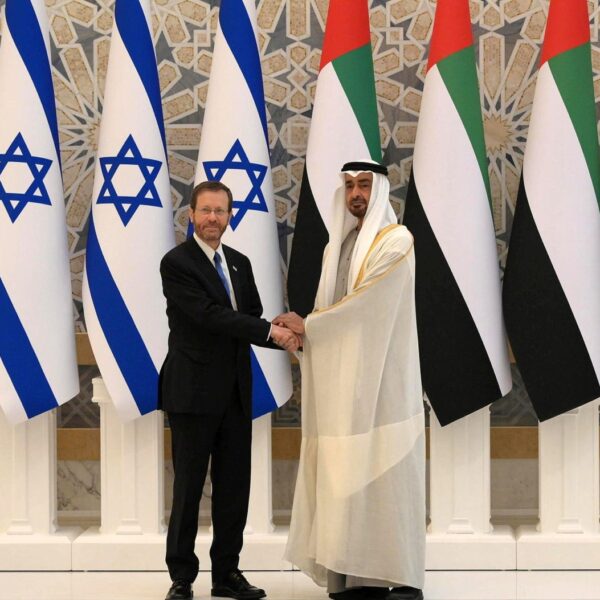 El presidente de Israel Isaac Herzog y su homólogo emiratí jeque Mohammad bin Zayed al Nahyan en Abu Dabi Foto archivo: Amos Ben Gershom / GPO