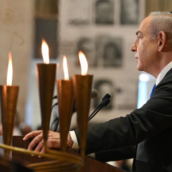 El primer ministro Benjamín Netanyahu en la ceremonia ‘Para cada persona tiene un nombre’: “La magnitud de las matanzas en el Holocausto es increíble. Ascienden a 5.000 personas del 7 de octubre”.