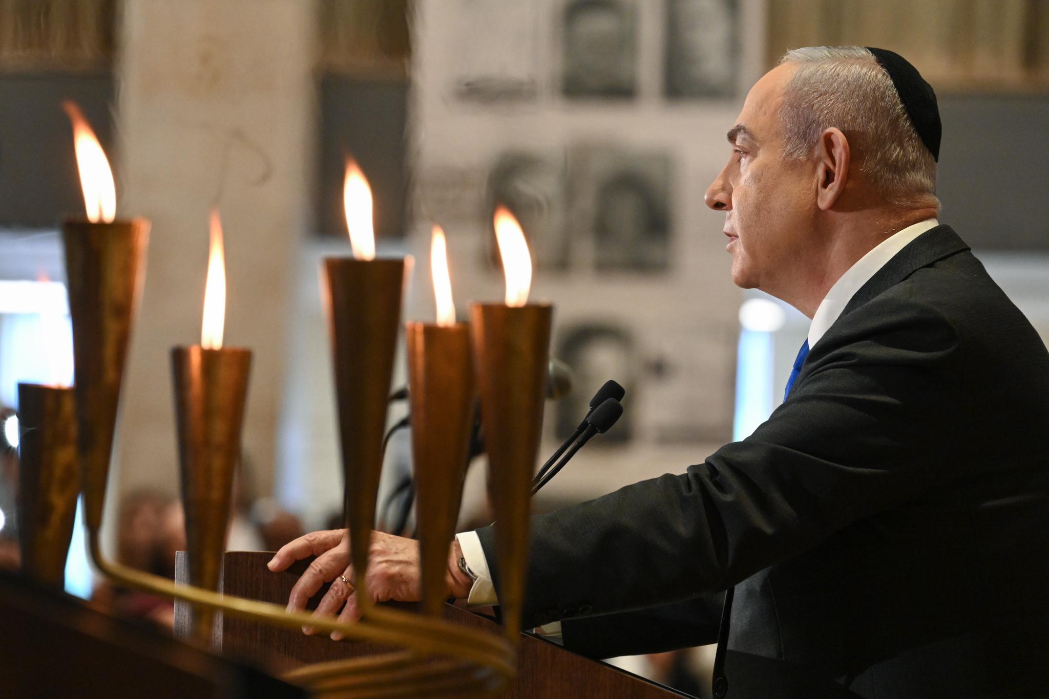 El primer ministro Benjamín Netanyahu en la ceremonia ‘Para cada persona tiene un nombre’: “La magnitud de las matanzas en el Holocausto es increíble. Ascienden a 5.000 personas del 7 de octubre”.