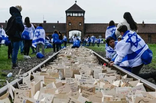 Indignante: manifestación pro palestina en Auschwitz durante Marcha por la Vida