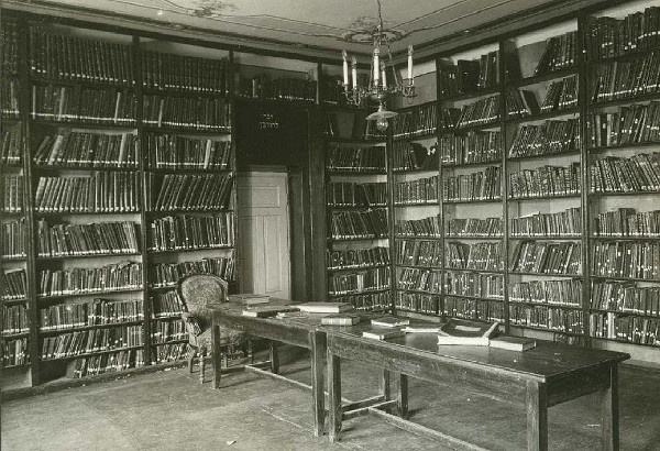 Biblioteca de la Yeshivas Chachmei Lublin, establecida en 1930. Foto: H. Seidman, Szlakiem nauki talmudycznej, Warsaw, 1934, Public domain, via Wikimedia Commons.