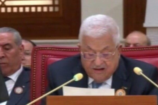 El presidente de la Autoridad Palestina, Mahmud Abbas, habla en una cumbre de la Liga Árabe en Bahréin, el 16 de mayo de 2024 (captura de pantalla de Channel 12)