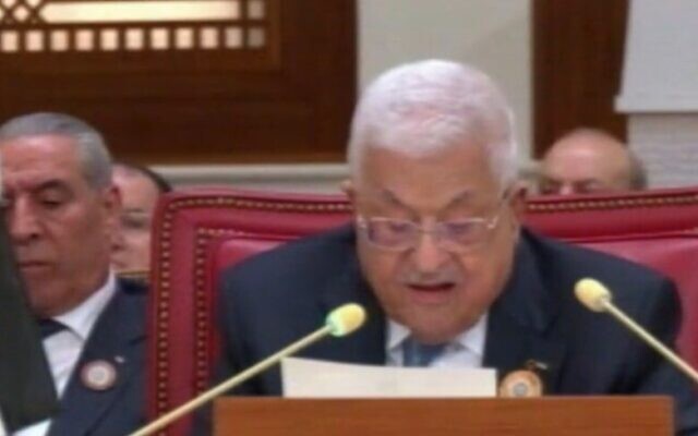 El presidente de la Autoridad Palestina, Mahmud Abbas, habla en una cumbre de la Liga Árabe en Bahréin, el 16 de mayo de 2024 (captura de pantalla de Channel 12)