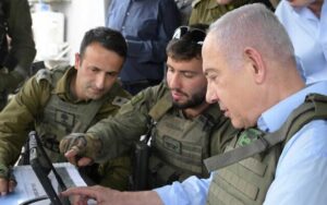 El primer ministro Netanyahu habla con soldados durante una visita a la frontera norte el 28 de mayo de 2024. (Amos Ben-Gershom/GPO)