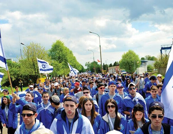 Miles de personas participan en la 36° edición de Marcha por la Vida, que recorre Auschwitz en memoria de las víctimas del Holocausto