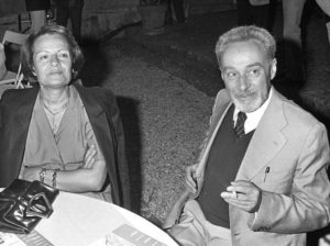 Primo Levi (1919-1987) con la escritora Francesca Sanvitale(Foto: Primo Levi (1919-1987) con la escritora Francesca Sanvitale (1928-2011) en el Premio Strega en Roma (Ansa))