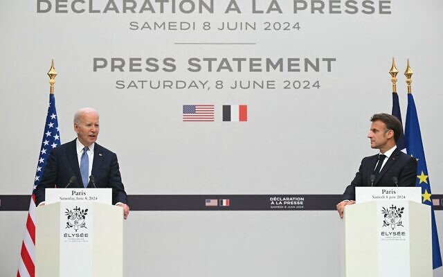 El presidente estadounidense Joe Biden (izq.), flanqueado por el presidente francés Emmanuel Macron, ofrece declaraciones de prensa tras una reunión bilateral en el Palacio del Elíseo en París el 8 de junio de 2024. (Saul Loeb/AFP)