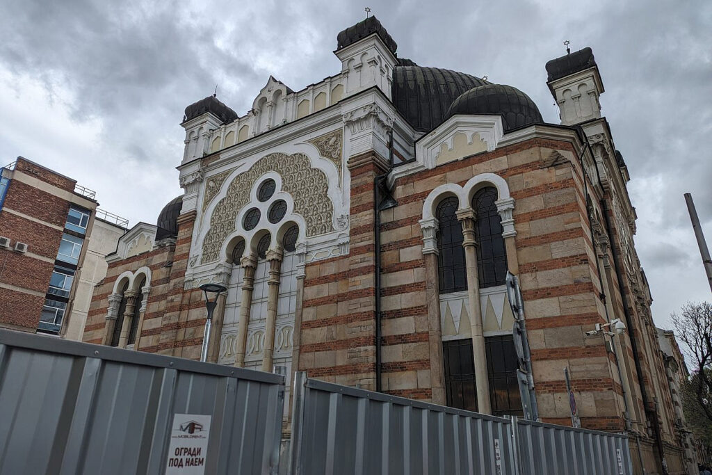 El exterior de la Sinagoga Central de Sofía en la Plaza de la Tolerancia Religiosa de la capital búlgara, 17 de abril de 2024. Foto de Joshua Marks.