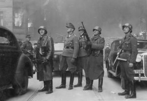 Oficiales alemanes en el levantamiento del gueto de Varsovia. Foto: National Archives and Records Administration , Public domain, via Wikimedia Commons.