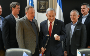El primer ministro Netanyahu habla con una delegación visitante de ex oficiales de bandera y expertos estadounidenses, Jerusalem, 27 de junio de 2024. (Maayan Toaf/GPO)